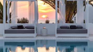 Alberca al aire libre por temporada y camas balinesas gratuitas