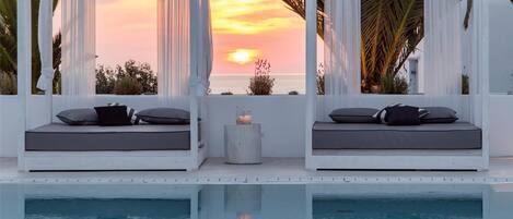 Piscina externa sazonal, funciona das 11h às 20h, barracas de cortesia