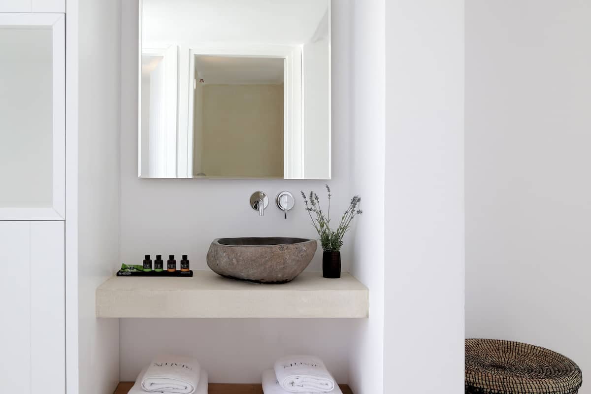 junior suite, sea view | bathroom | shower, rainfall showerhead, free toiletries, hair dryer