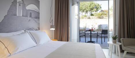 Premium bedding, in-room safe, blackout drapes, soundproofing