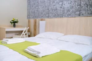 Escritorio y espacio para trabajar con laptop 