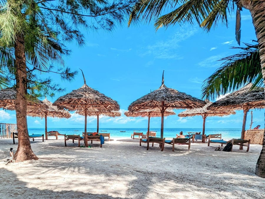 Playa privada, tumbonas, sombrillas y bar en la playa