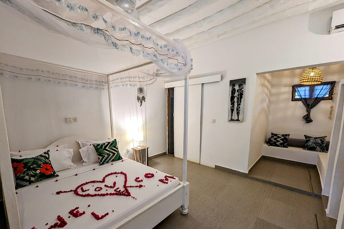 Double Room | In-room safe, blackout drapes, free WiFi, bed sheets