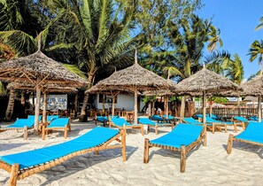 Aamiainen ja lounas; kansainvälinen keittiö, näkymät valtamerelle