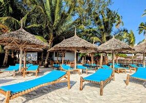 Se sirven desayunos y almuerzos; cocina internacional; con vista al mar