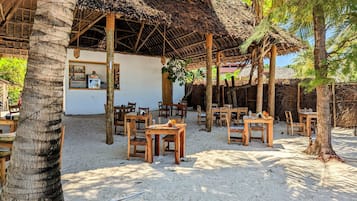 供應早餐、午餐、晚餐;多國菜;海洋景