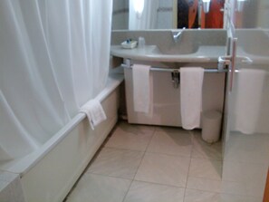 Combined shower/tub, hair dryer, towels - Hotel Tfeila (Nouakchott)