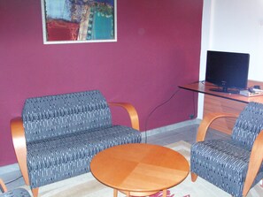 Junior-Suite | Wohnzimmer | 24-Zoll-Fernseher mit Kabelempfang