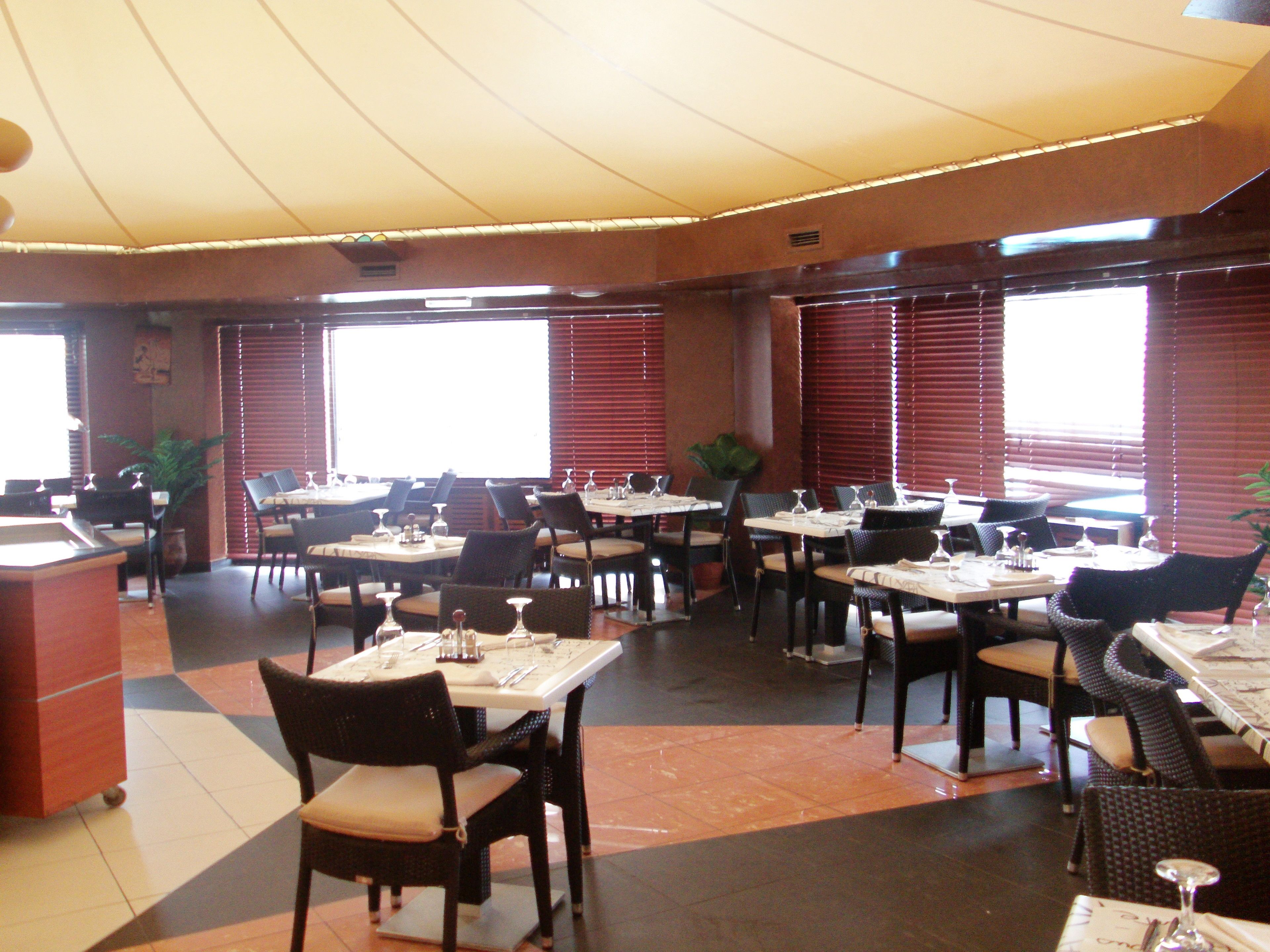 Der serveres frokost og internationale retter med udsigt til poolen 