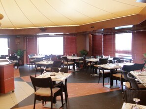 Se sirven almuerzos y cocina internacional (con vistas a la piscina)