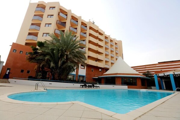 Una piscina al aire libre