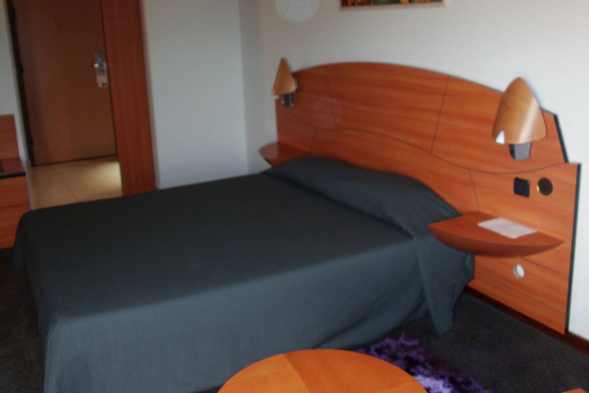 Habitación doble estándar | Minibar, caja de seguridad en la habitación y insonorización