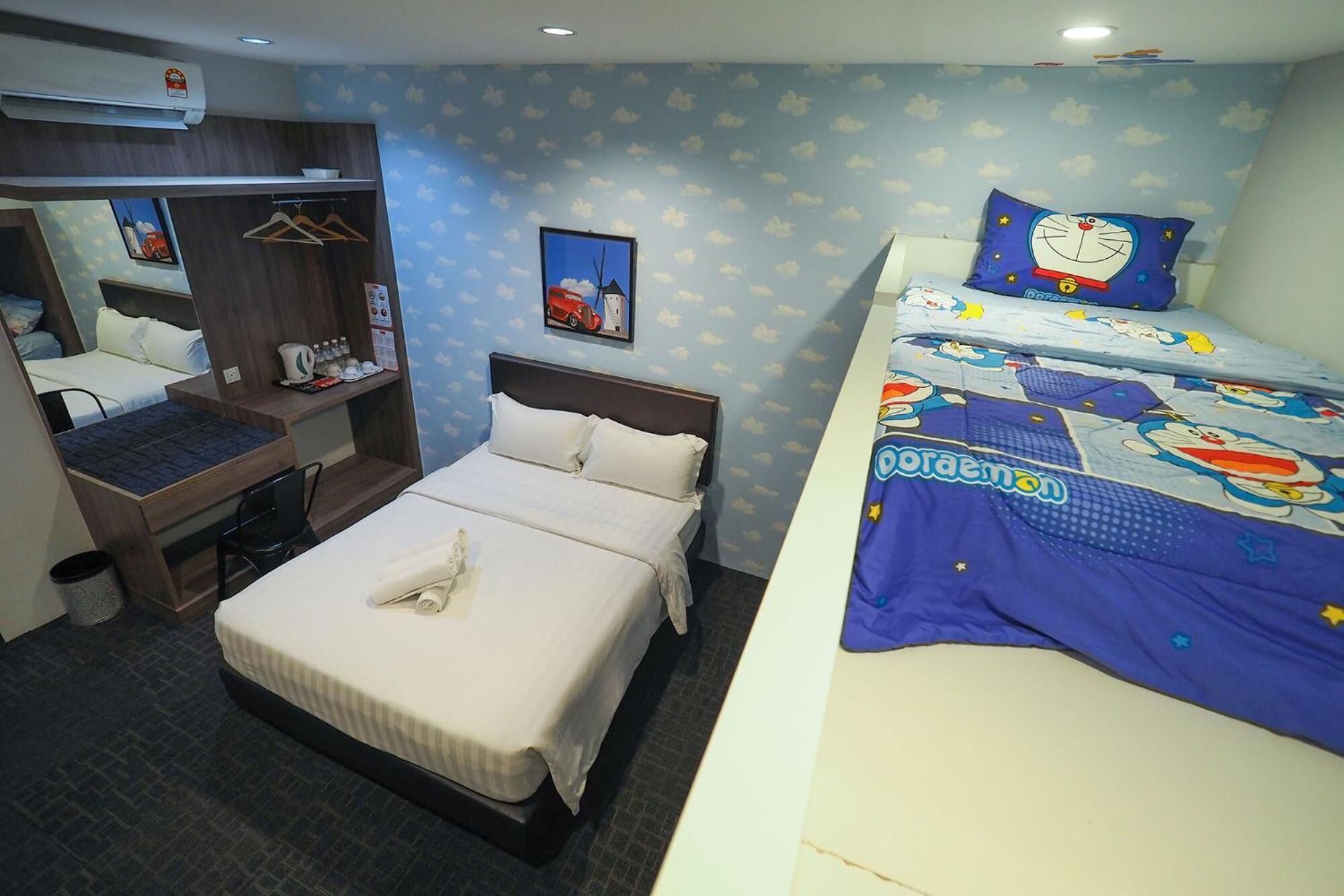 Ein Hotelzimmer mit einem Bett, einem Schreibtisch und einem Kleiderschrank.