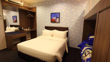Quarto de hotel com cama, escrivaninha, armário e televisão presa à parede.