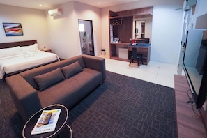 Desk, iron/ironing board, free WiFi - S Boutique Hotel (Ipoh)