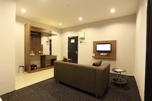 Family Suite | Desk, iron/ironing board, free WiFi