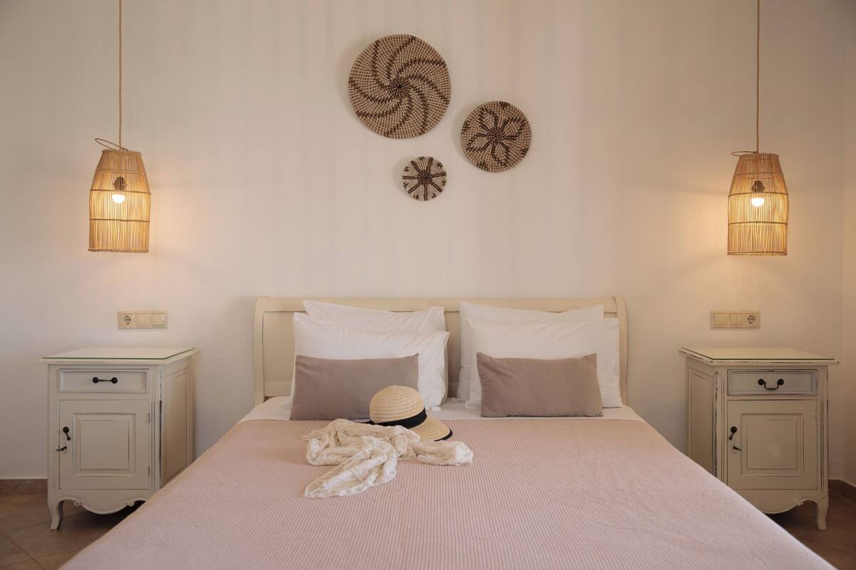 Studio, pemandangan laut | 1 kamar tidur, seprai katun Mesir, seprai premium, dan brankas