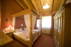 Apartamento romântico, 2 quartos, sacada, vista para a montanha | 1 quarto, roupas de cama premium, cortinas blackout