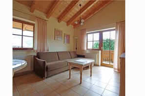 Appartement Romantique, 2 chambres, balcon, vue montagne | Salle de séjour
