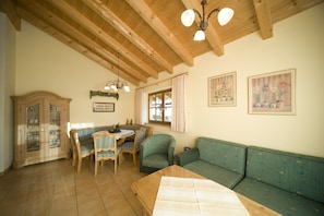Romantic Apartment, 2 Bedrooms, Balcony, Mountain View | Living room - Haus Sieben Zwerge (Ehrwald)