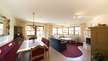 Appartamento Tradizionale, 2 camere da letto, terrazzo, vista montagna | Soggiorno | TV a schermo piatto