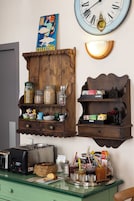 Una cucina con mobili in legno, un orologio e diversi oggetti da cucina.