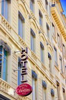 Un cartello di un hotel con la scritta 'Hotel des Célestins' sulla facciata di un edificio.
