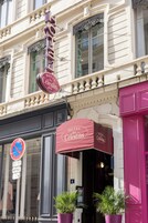 Segnaletica di un hotel con la scritta 'HOTEL des Celestins' e il divieto di parcheggio.