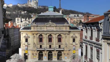 Un edifici històric amb entrada central, façana ornamentada i una cúpula.