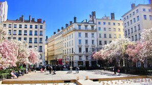A public square with buildings, trees, and people. - Hôtel des Célestins (Lyon)