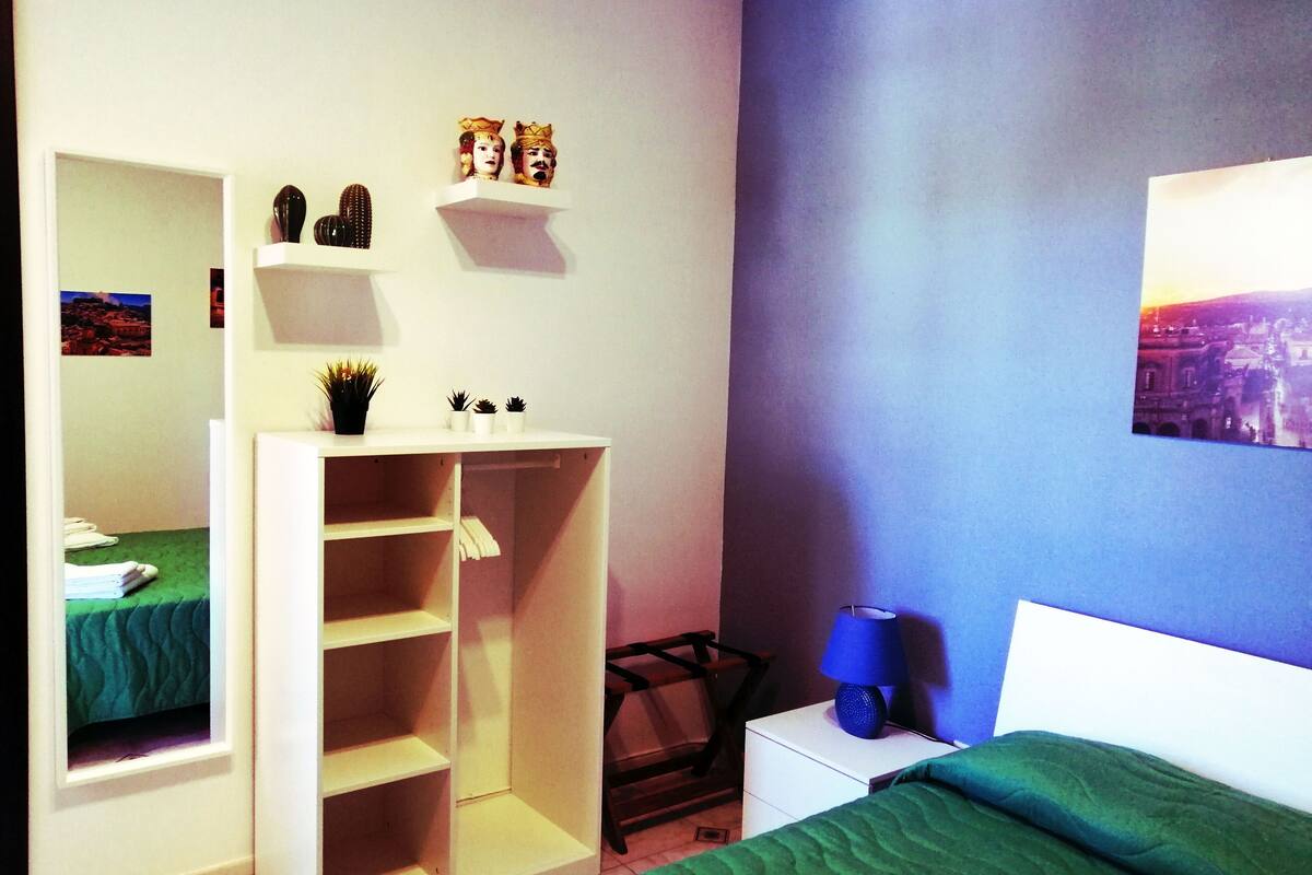 Een minibar, een kluis op de kamer, een bureau, geluiddichte muren