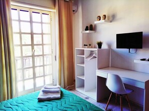 Double Room, City View | Minibar, in-room safe, desk, soundproofing