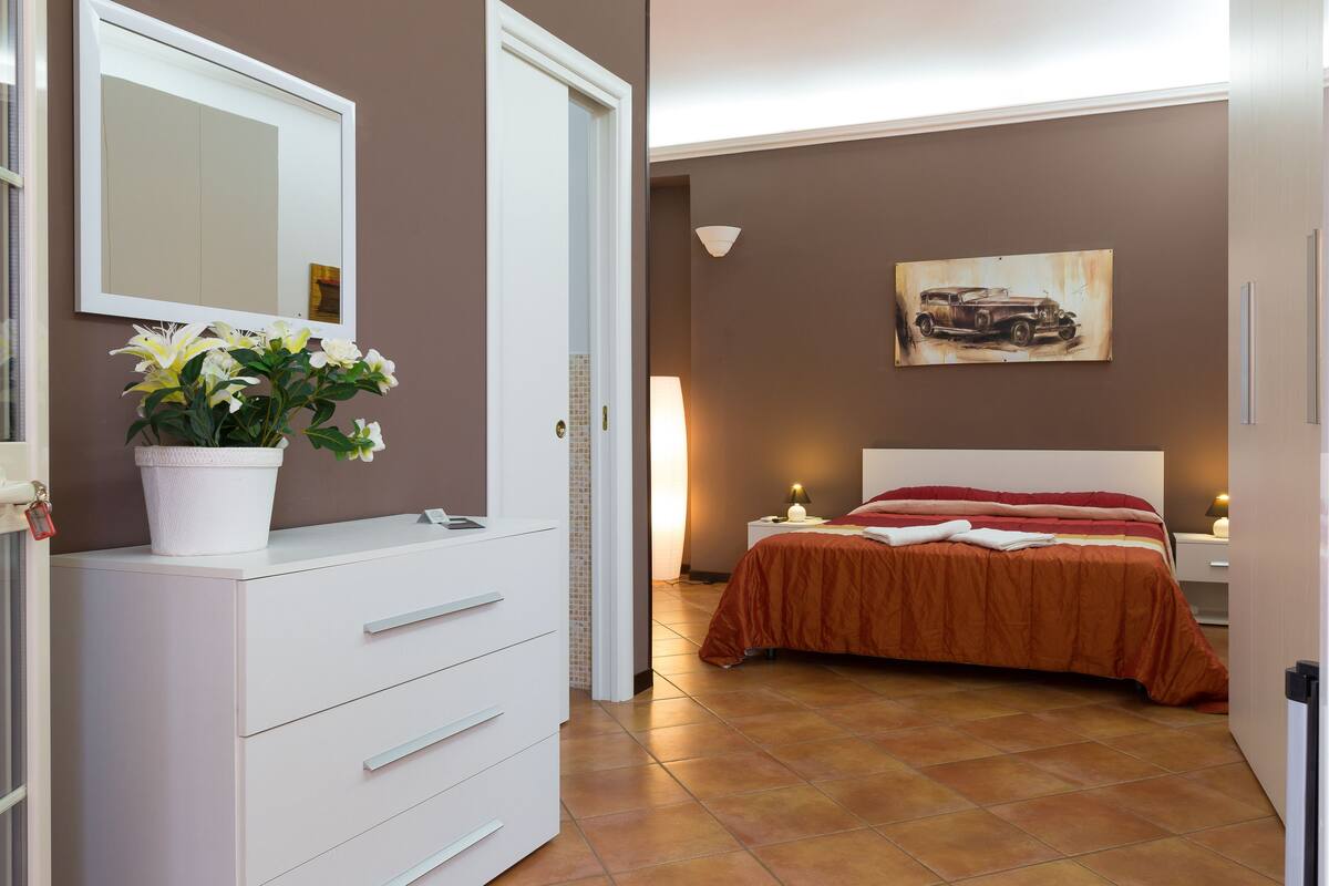 Een minibar, een kluis op de kamer, een bureau, geluiddichte muren