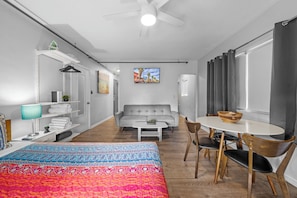 Deluxe Queen Studio w Kitchen, Balcony & Sofa Bed
