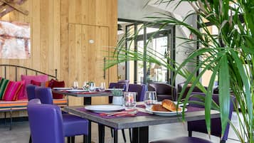 Tägliches Frühstücksbuffet (18 EUR pro Person)