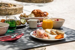 Petit déjeuner buffet servi tous les jours en supplément
