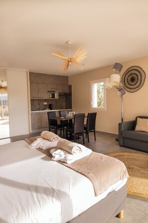 Premium bedding, in-room safe, individually decorated - Le Clos Saint-Michel & Spa (Malaucene)