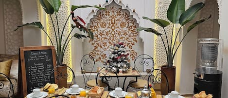 Petit déjeuner complet compris tous les jours