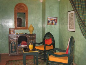 Family Quadruple Room, Ensuite | Living area - Riad Ella (Marrakech)