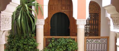 المنشأة من الخارج