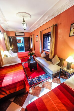 ห้องพักสำหรับสี่ท่าน | ตู้นิรภัยในห้องพัก, โต๊ะทำงาน, เตารีด/โต๊ะรีดผ้า, Wi-Fi ฟรี