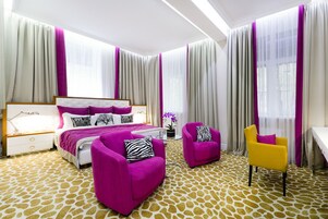 Sábanas de algodón egipcio, colchones con pillow-top y minibar 