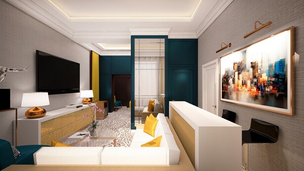 Une chambre d’hôtel moderne dotée d’un grand téléviseur à écran plat, d’un canapé, d’un bureau avec une lampe, d’un miroir et d’un tableau représentant un paysage urbain.