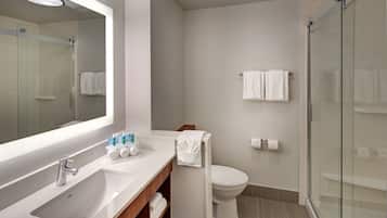 Combined shower/tub, free toiletries, hair dryer, towels