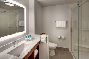 Combined shower/bathtub, free toiletries, hair dryer, towels - Holiday Inn Express & Suites Terrace by IHG (Terrace)