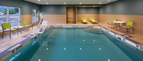 Piscina coperta, con ingresso dalle 07:00 alle 22:00, lettini