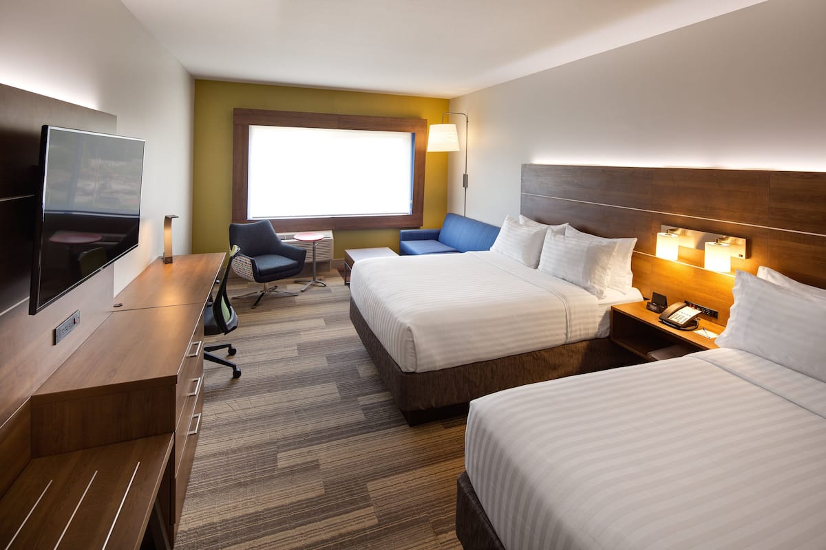 Minibar, muebles diferentes y escritorio