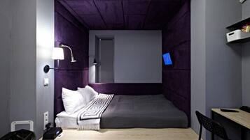 أغطية فراش متميزة وميني بار وخزنة داخل الغرفة ومكتب