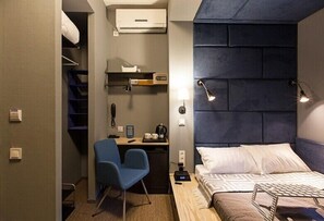 Habitación básica doble | Sala de estar | Una televisión de pantalla plana
