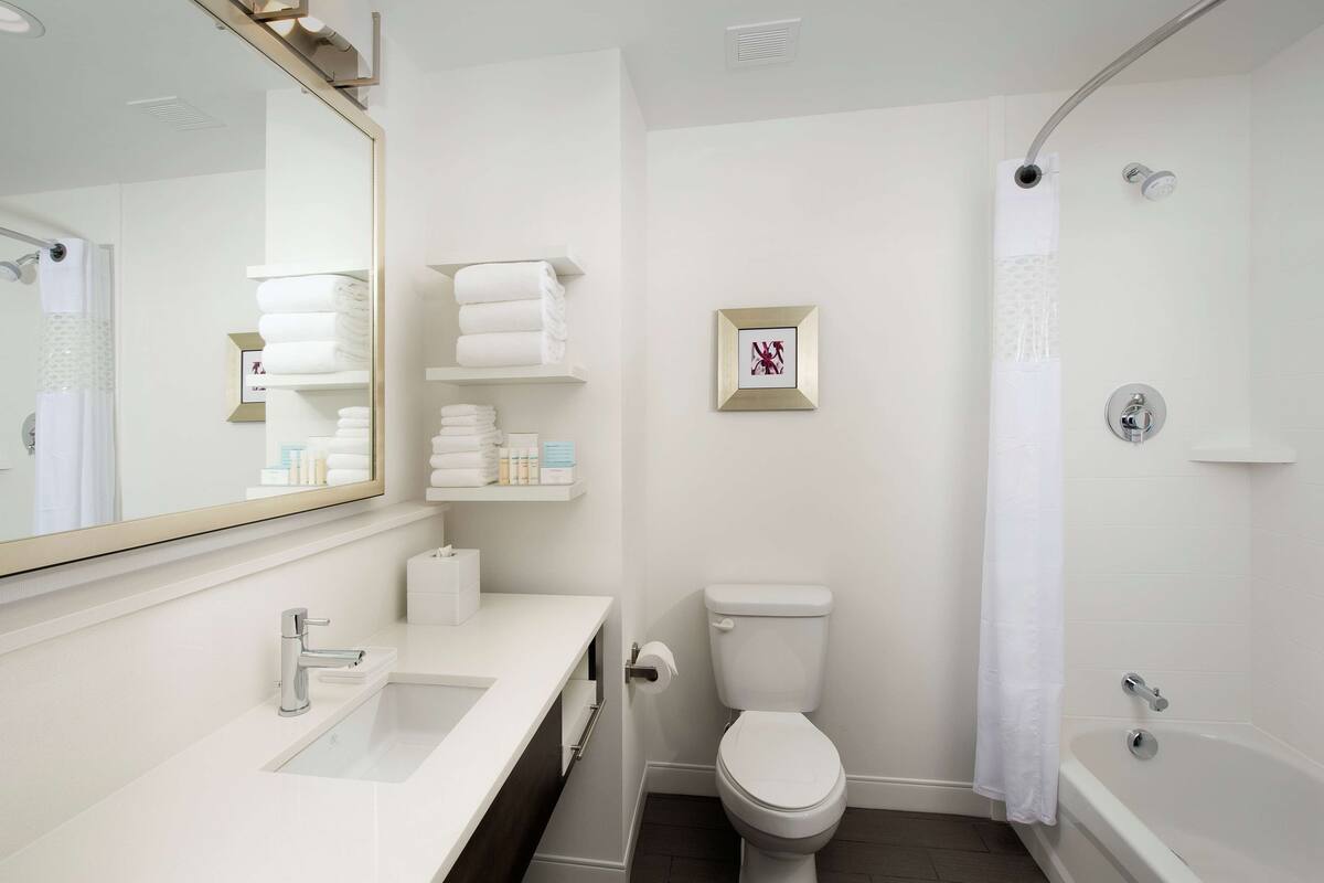 combined shower/bathtub, hair dryer, towels